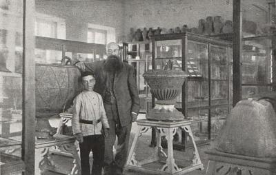 Осокорівський казан(ліворуч) і В. І. Гошкевич у херсонському музеї 1916 рік