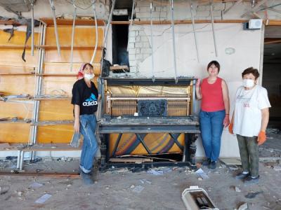 Незламні бібліографи біля знищеного раритету